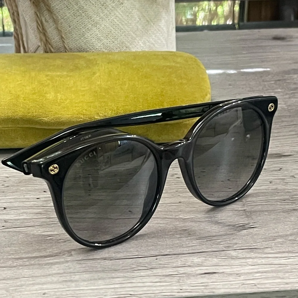 Gucci Elegant Black Sunglasses - Picture 9 of 16